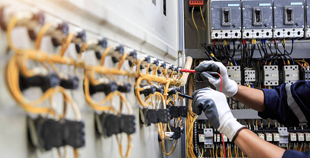 Professional Electrician technician working in Guttenberg, IA